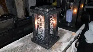 Лампада из гранита со свечой в ночи