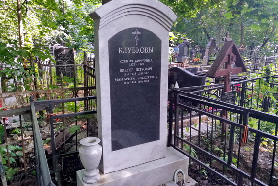 Красивый мраморный памятник с белой вазой