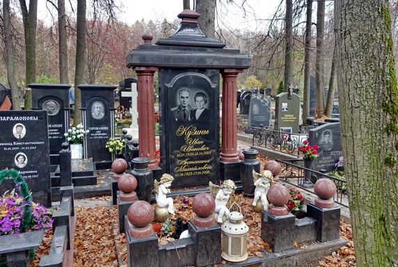 Монументальный памятник из чёрного камня в обрамлении арки
